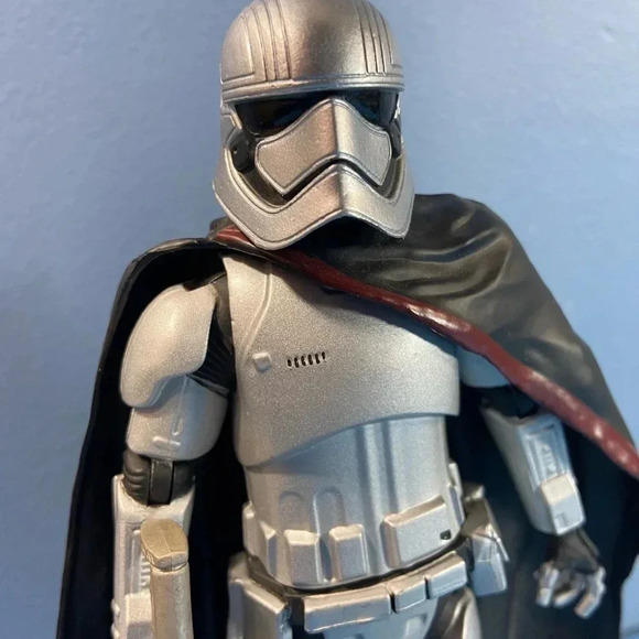 Star Wars Elite Series - Disney Store Exclusive - Die-Cast Captain Phasma 7 1/4” - Picture 12 of 14